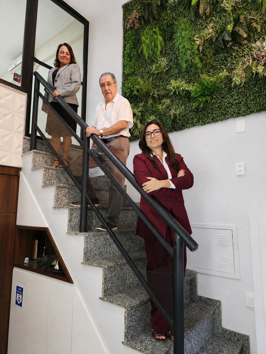 Equipe da Informe Serviços Contábeis no escritório do Recreio dos Bandeirantes