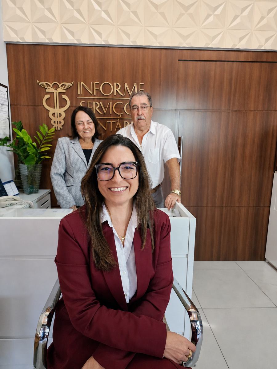 Sócios e equipe da Informe Serviços Contábeis na recepção