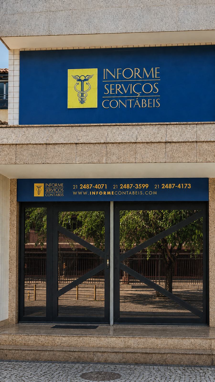 Fachada e placa da Informe Serviços Contábeis, no Recreio dos Bandeirantes
