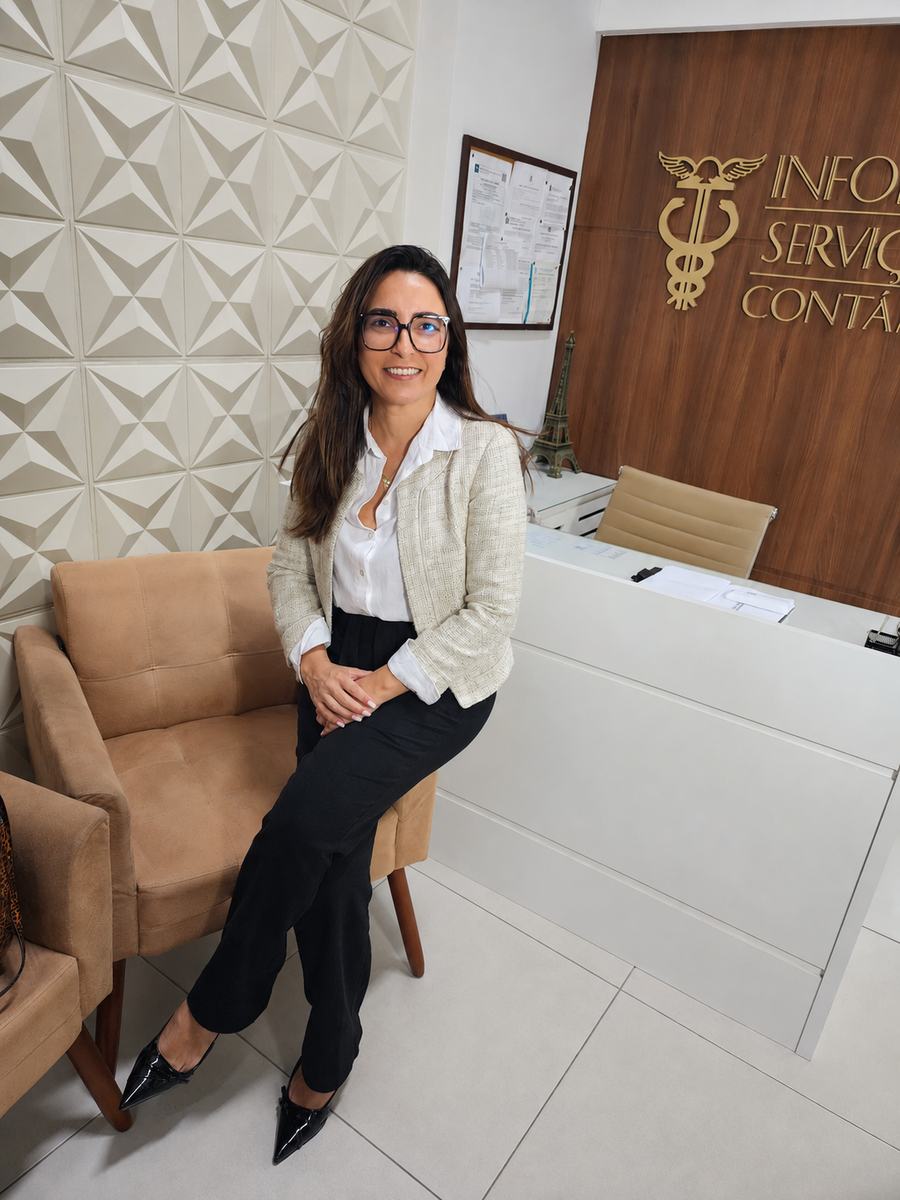 Viviane Antunes, contadora especialista em planejamento e reforma tributária, na recepção da Informe Serviços Contábeis